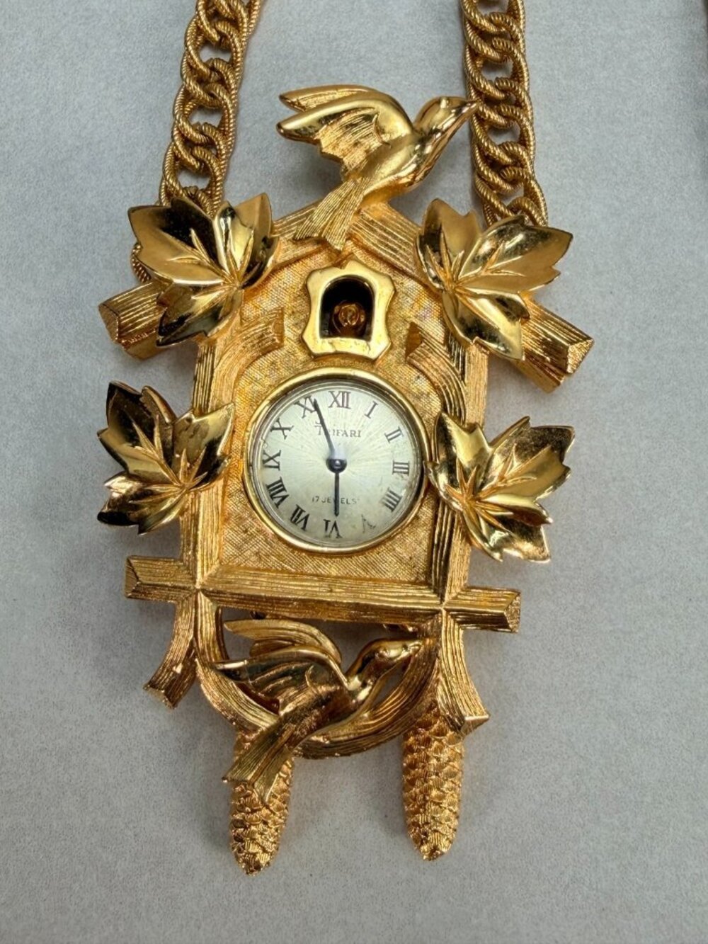 Vintage Stunning Trifari Cuckoo Clock Pendant Watch Necklace Gold Tone Birds - Picture 10 of 12